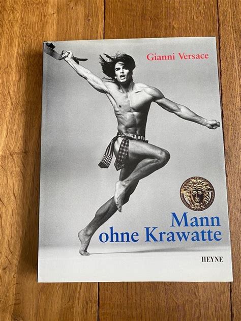 mann ohne krawatte von versace 